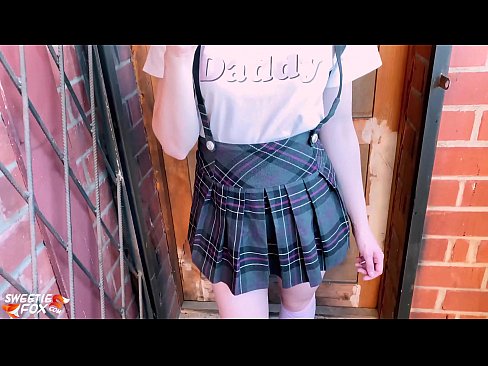 ❤️ 女学生深深地吸吮她的鸡巴，代替上课做爱 ☑ Porno vk