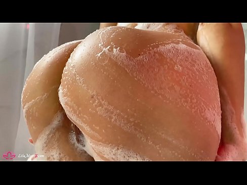 ❤️ 布鲁内特在淋浴时用振动器自慰阴部达到强烈的高潮 ☑ Porno vk